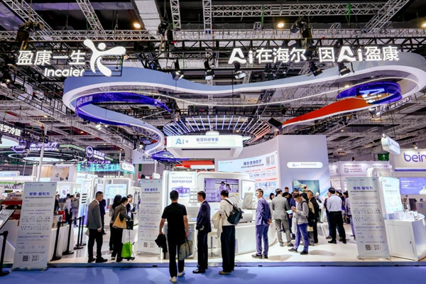 CMEF 2025｜海尔盈康一生展示医疗+AI创新成果