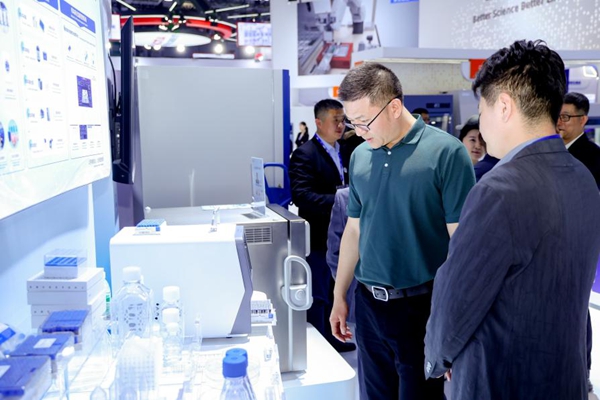 CMEF 2025｜海尔盈康一生展示医疗+AI创新成果