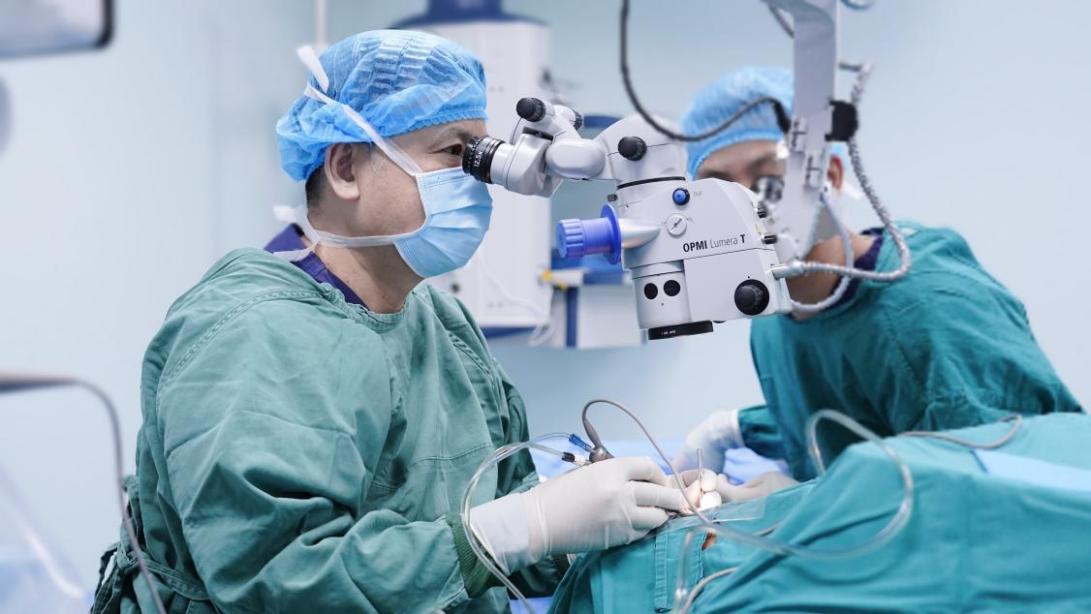 爱尔眼科兰长骏：无影灯下的独行者，用仁心为眼疾患者“除盲”