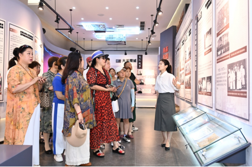 重医附二院举办国际档案日院史馆开放展览活动