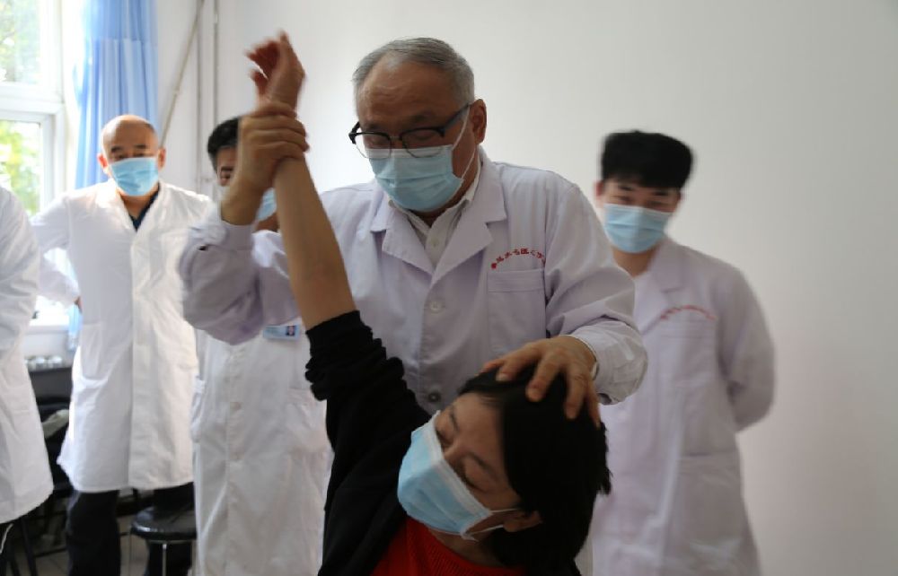 中国老年学和老年医学学会保健康复分会重阳节义诊活动举行