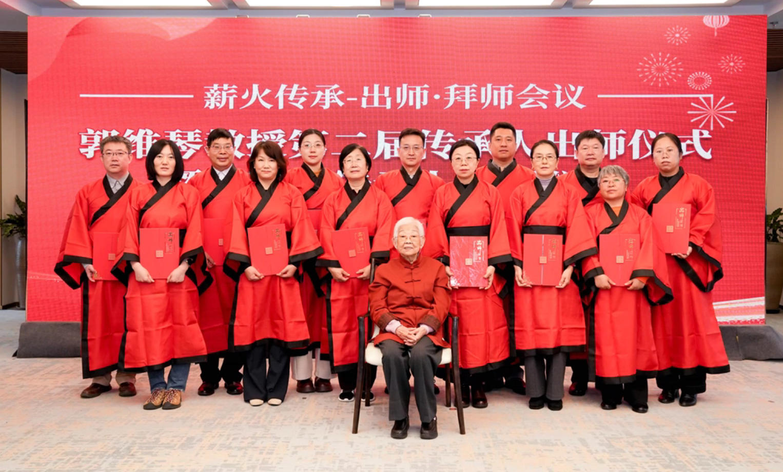 院校教育与师承模式相得益彰 共筑中医药人才培养体系 院校教育与师承模式相得益彰 共筑中医药人才培养体系